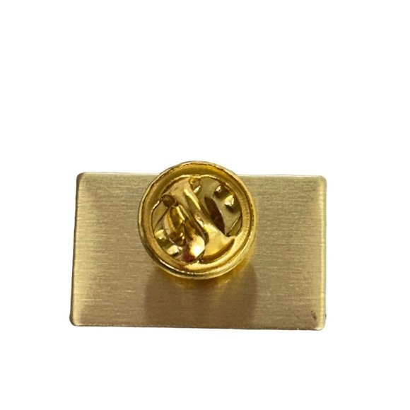 Tyler Texas Resin Lapel Pin Red Rose 1" Greetings From Postcard Style - Picture 3 of 5